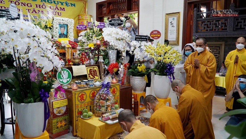 Chư tôn đức Ban Văn hóa cầu nguyện trước Linh đài cư sĩ Tống Hồ Cầm