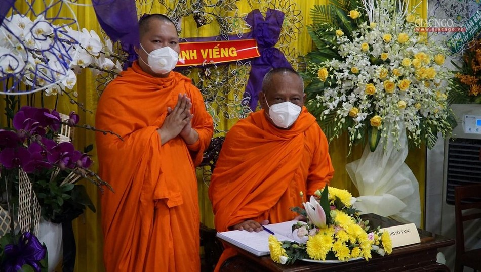 Hòa thượng Danh Lung viết sổ tang lưu niệm