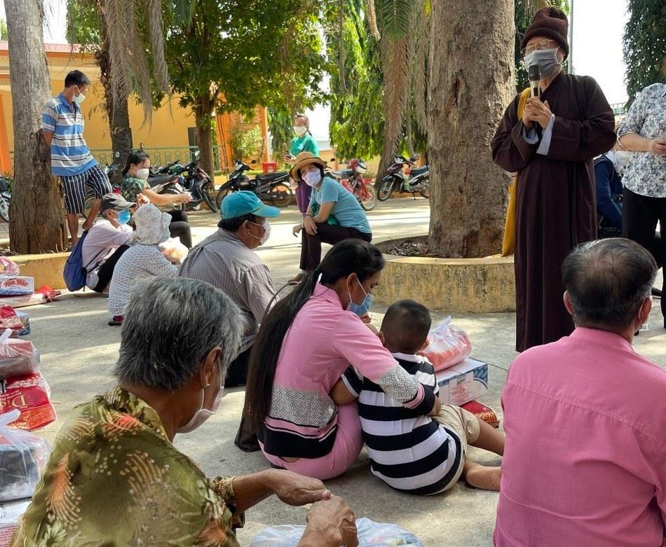 Hòa thượng Thích Chơn Nguyên động viên người khiếm thị Hòa thượng Thích Chơn Nguyên động viên người khiếm thị