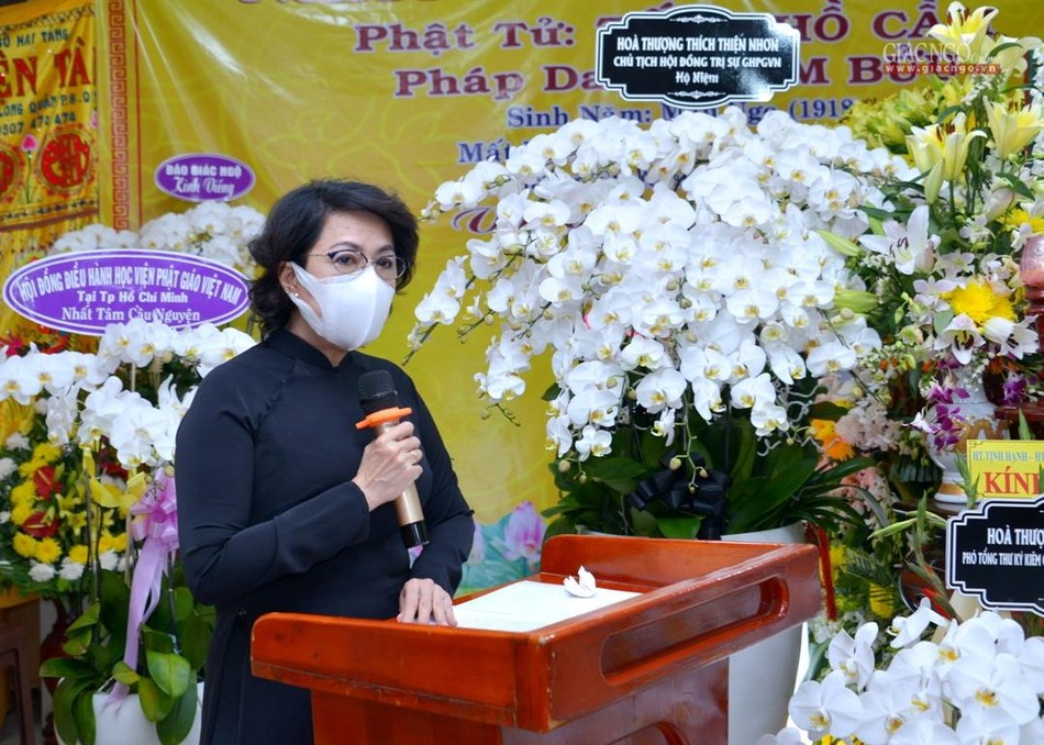 Bà Tô Thị Bích Châu đọc lời tưởng niệm tại lễ truy điệu