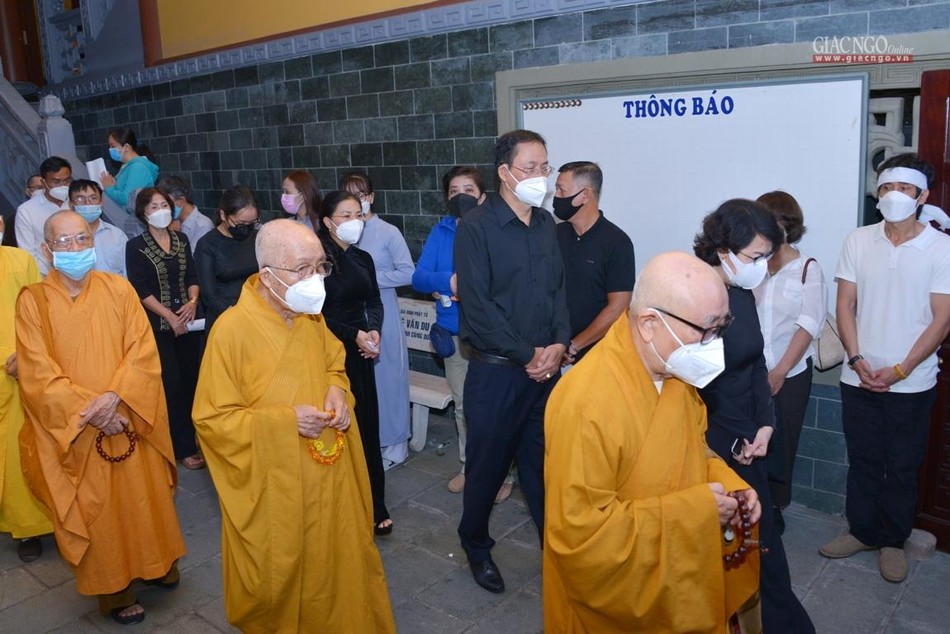 Chư tôn đức giáo phẩm tiễn biệt người cư sĩ trọn lòng phụng đạo