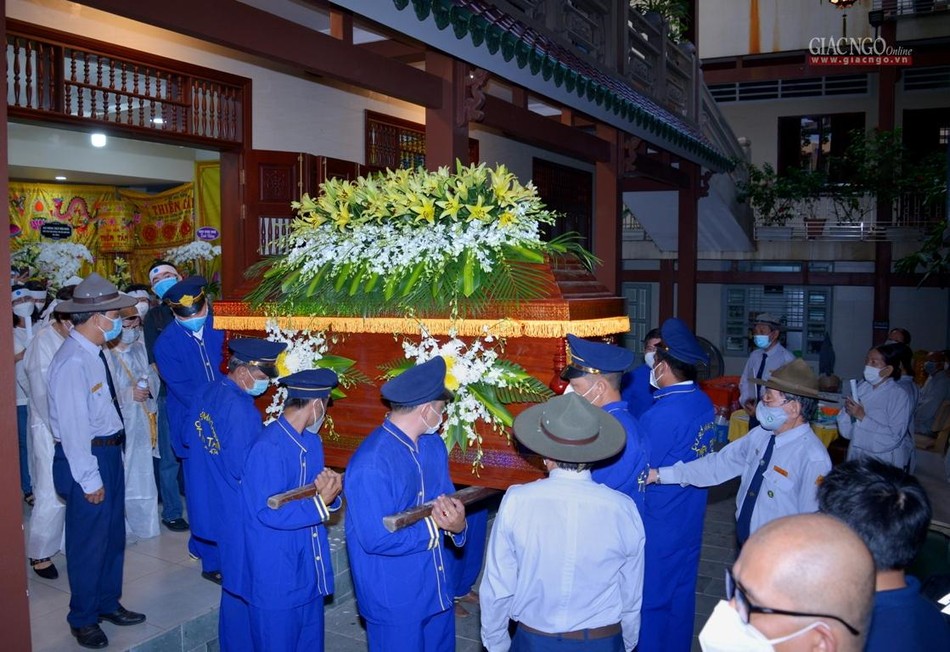 Đến Đài hỏa táng Bình Hưng Hòa cử hành lễ trà-tỳ