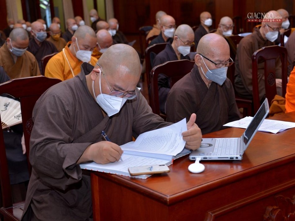 Chư tôn đức tham dự buổi họp Chư tôn đức tham dự buổi họp