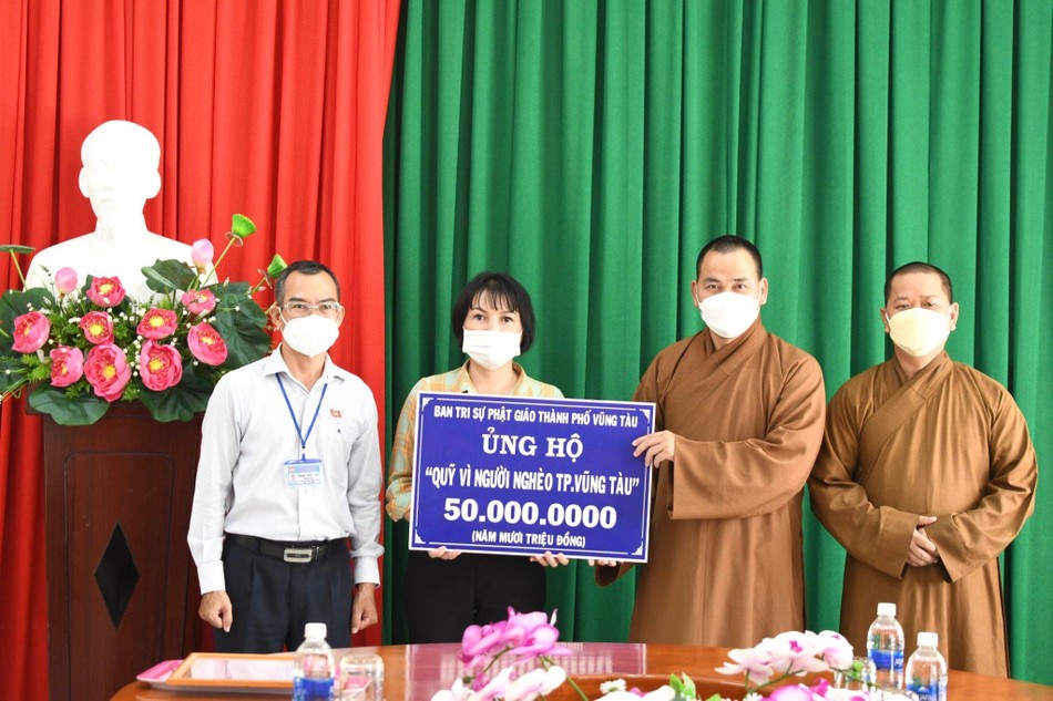 Thượng tọa Thích Thiện Thông trao 50 triệu đồng ủng hộ quỹ vì người nghèo Thượng tọa Thích Thiện Thông trao 50 triệu đồng ủng hộ quỹ vì người nghèo