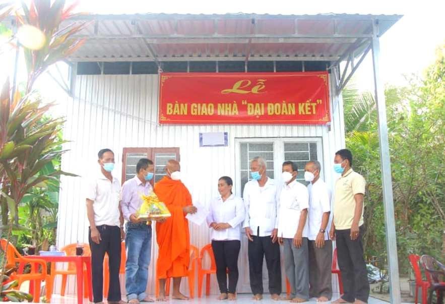 Đại đức Danh Hữu Giang bàn giao nhà đến gia đình chị Ánh Đại đức Danh Hữu Giang bàn giao nhà đến gia đình chị Ánh