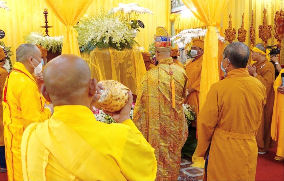 Thực lễ trị quan, phất trần