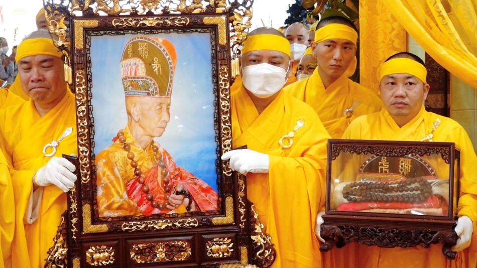 Môn đồ đệ tử cung thỉnh di ảnh, y bát cố Trưởng lão Hòa thượng