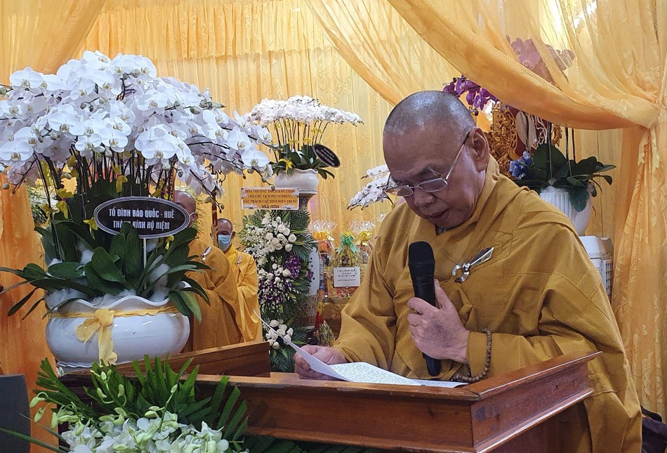 Hòa thượng Thích Thiện Pháp dâng lời tưởng niệm của Hội đồng Chứng minh, Hội đồng Trị sự GHPGVN