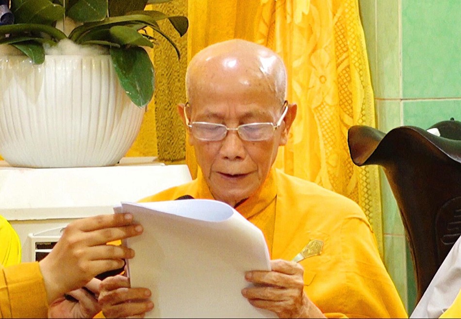 Hòa thượng Thích Minh Trí cung tuyên tiểu sử Trưởng lão Hòa thượng Thích Huệ Tánh