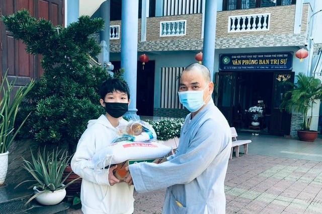 Thượng tọa Thích Thiện Thông trao quà Thượng tọa Thích Thiện Thông trao quà