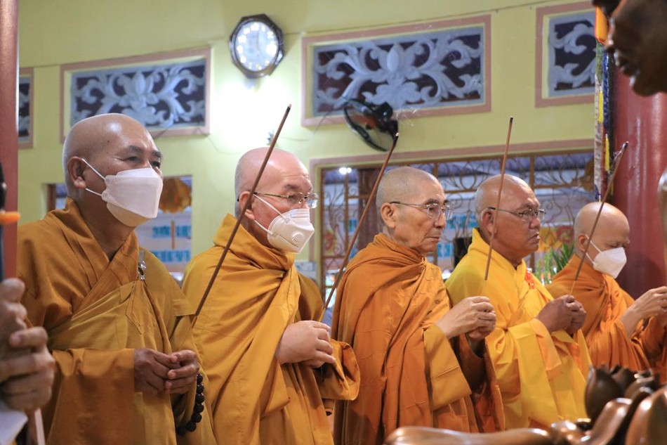 Chư tôn đức niêm hương bạch Phật Chư tôn đức niêm hương bạch Phật