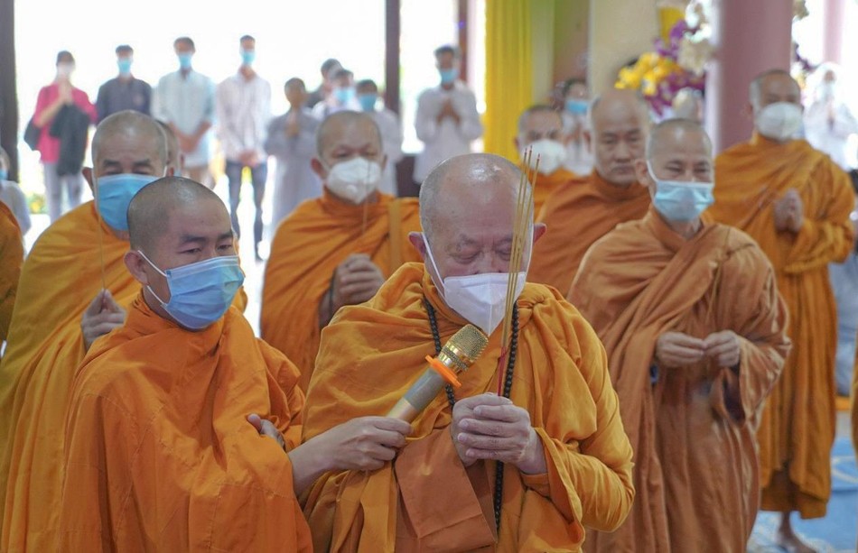 Niêm hương tưởng niệm cố Trưởng lão Hòa thượng Thích Giác Phúc Niêm hương tưởng niệm cố Trưởng lão Hòa thượng Thích Giác Phúc