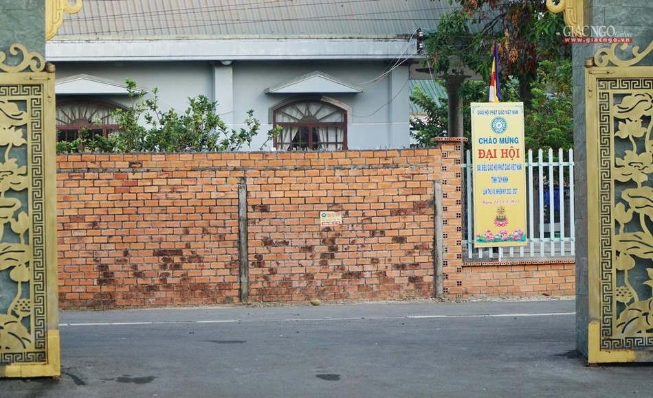 Tam quan chùa Linh Quang từ bên trong nhìn ra