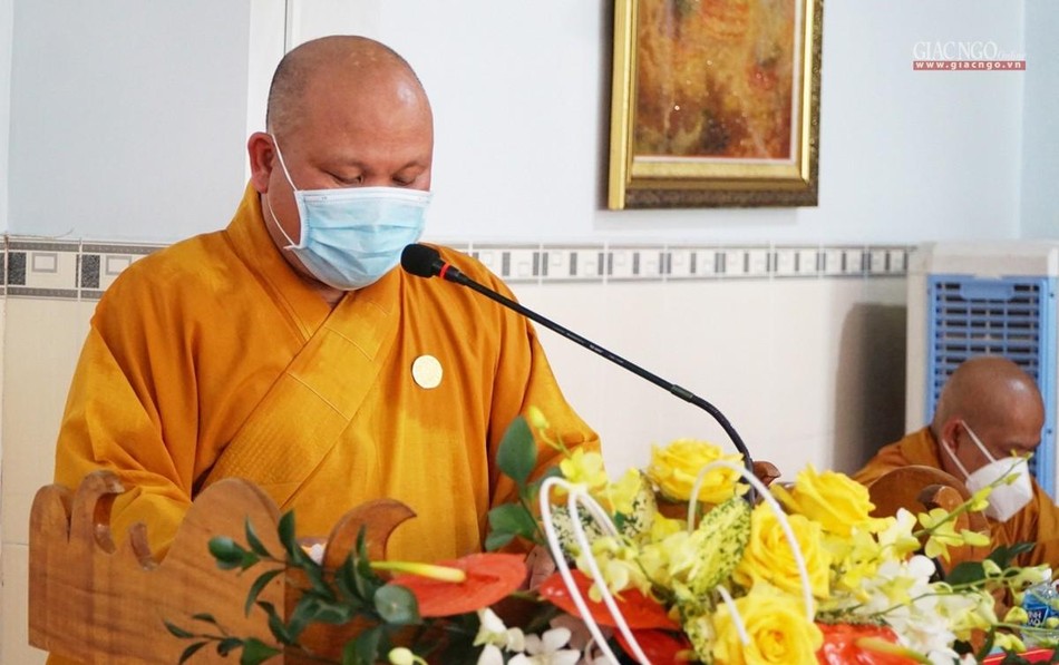 Đại đức Thích Thiện Thức thay mặt Ban Thư ký Đại hội trình các dự thảo văn kiện đại hội