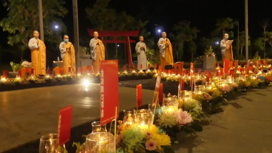 Thắp sáng hoa đăng cúng dường Đức Quán Thế Âm Thắp sáng hoa đăng cúng dường Đức Quán Thế Âm