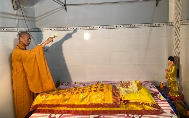 Sái tịnh nhục thân Thượng tọa Thích Nhuận Thanh Sái tịnh nhục thân Thượng tọa Thích Nhuận Thanh