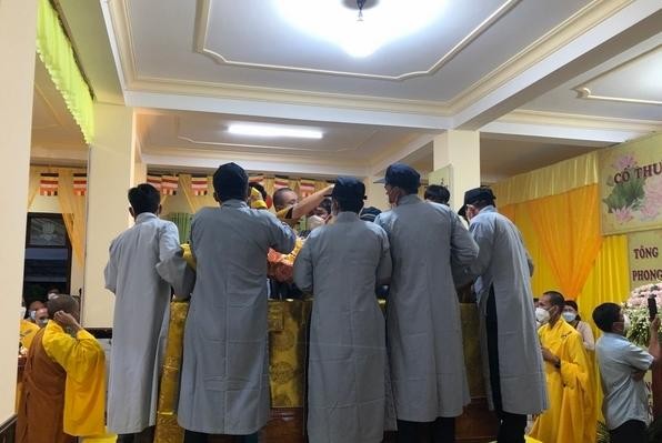 Cung thỉnh nhục thân Thượng tọa nhập kim quan Cung thỉnh nhục thân Thượng tọa nhập kim quan