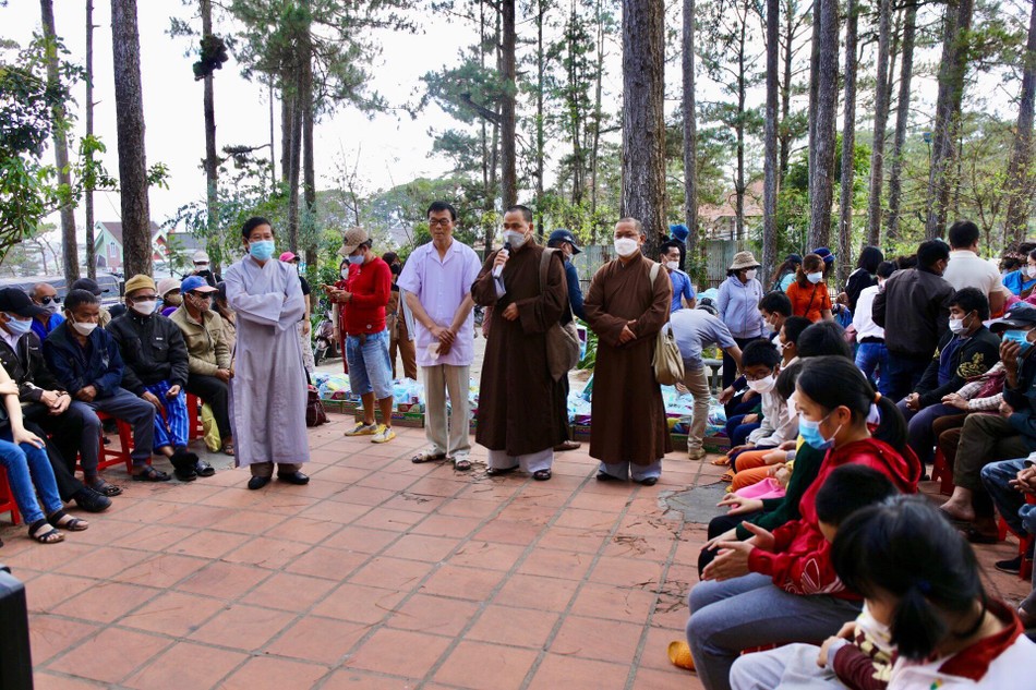 Thượng tọa Thích Thiện Thông động viên tbà con Phật tử địa phương Thượng tọa Thích Thiện Thông động viên tbà con Phật tử địa phương