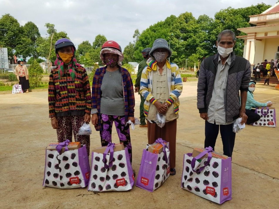 Đoàn đã tặng 600 phần quà đến những gia đình khó khăn