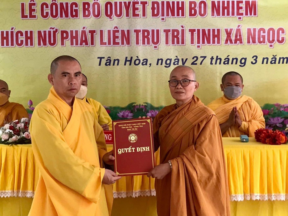 Thượng tọa Thích Nhuận Nghĩa trao quyết định bổ nhiệm trụ trì đến Ni sư Thích nữ Phát Liên