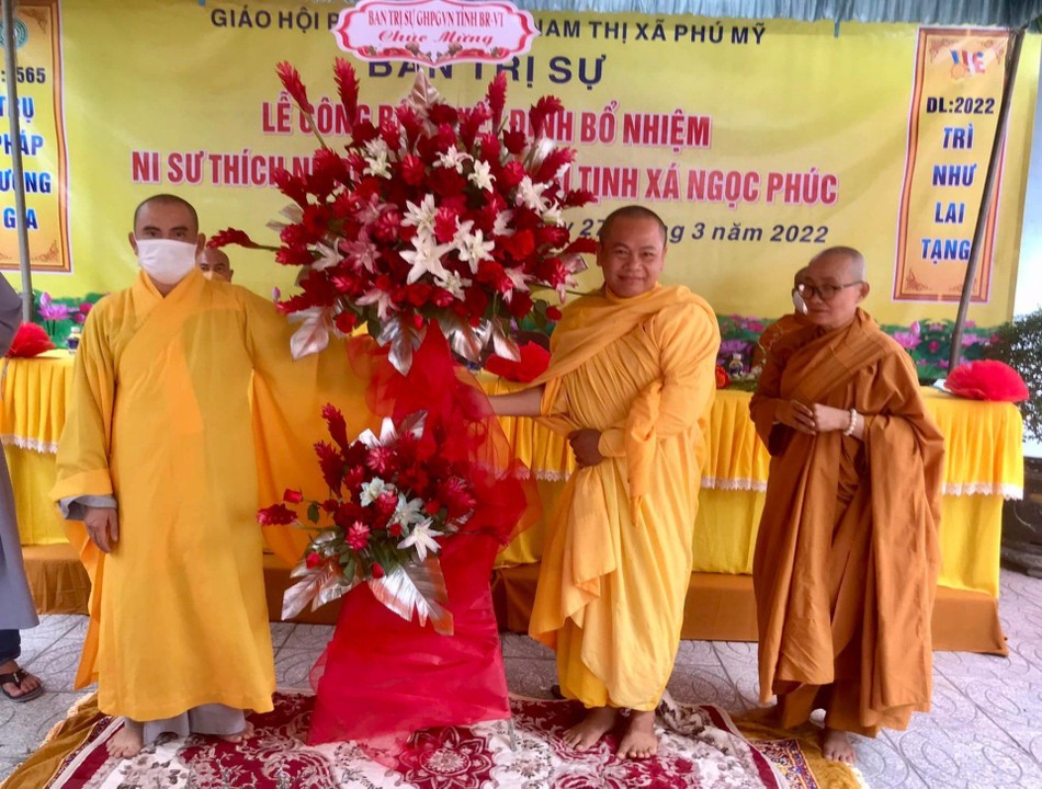 Thượng tọa Thích Nhuận Nghĩa thay mặt Ban Trị sự GHPGVN tỉnh tặng hoa chúc mừng