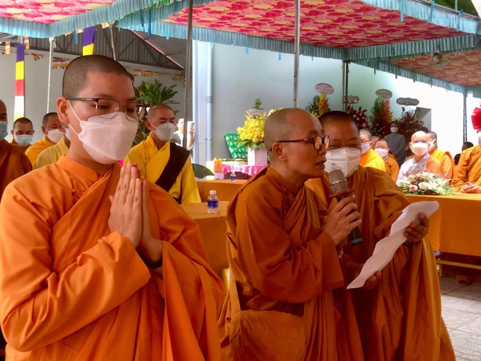 Ni sư tân trụ trì đối trước chư tôn đức dâng lời phát nguyện