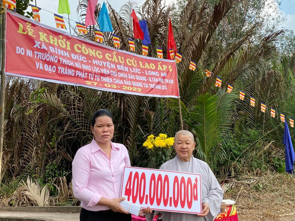 Ni trưởng Thích nữ Như Lộc, viện chủ chùa Bảo Quang, cùng Phật tử tài trợ 400 triệu đồng