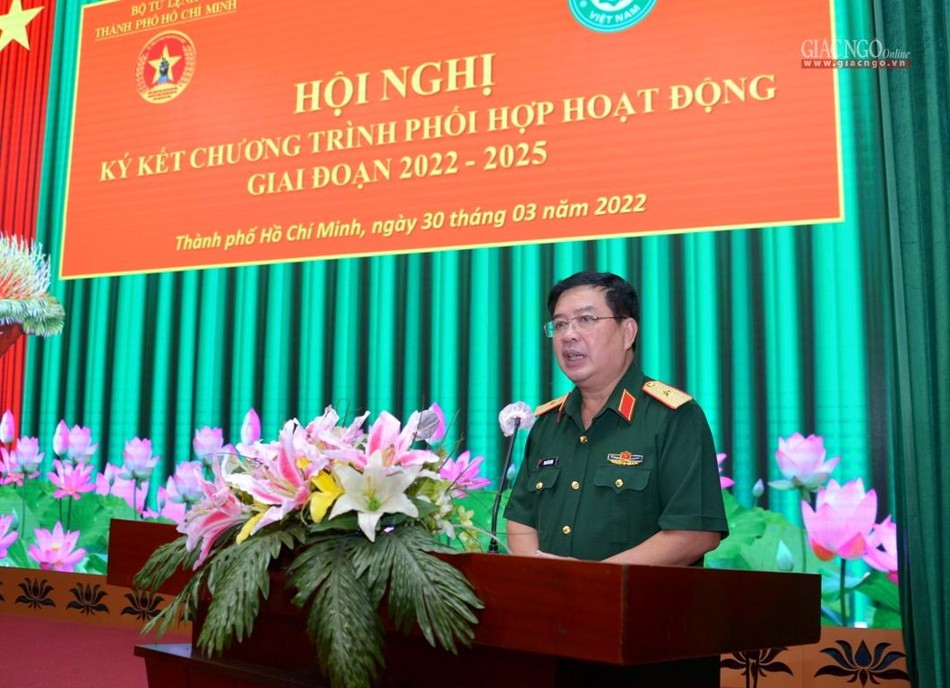 Thiếu tướng Phan Văn Xựng phát biểu tại hội nghị Thiếu tướng Phan Văn Xựng phát biểu tại hội nghị