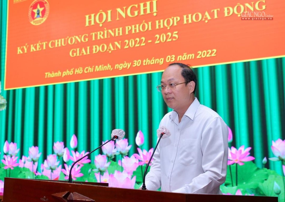 Phó Bí thư Thành ủy Nguyễn Hồ Hải chúc mừng hội nghị ký kết giữa Bộ Tư lệnh TP.HCM và Ban Trị sự GHPGVN Phó Bí thư Thành ủy Nguyễn Hồ Hải chúc mừng hội nghị ký kết giữa Bộ Tư lệnh TP.HCM và Ban Trị sự GHPGVN