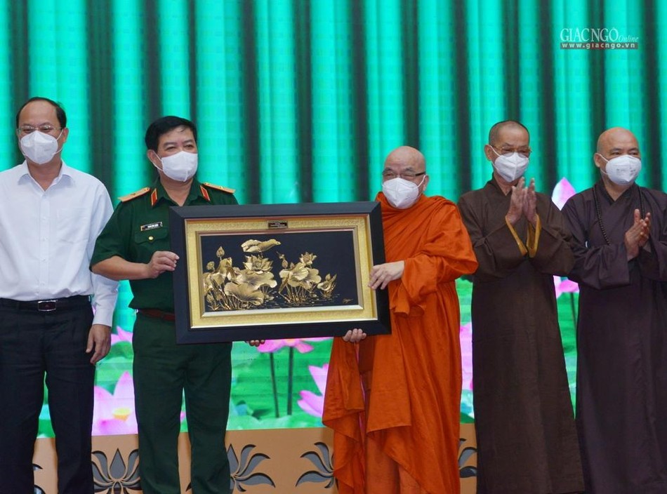 Ban Trị sự TP.HCM trao quà lưu niệm đến lãnh đạo Bộ Tư lệnh TP.HCM Ban Trị sự TP.HCM trao quà lưu niệm đến lãnh đạo Bộ Tư lệnh TP.HCM