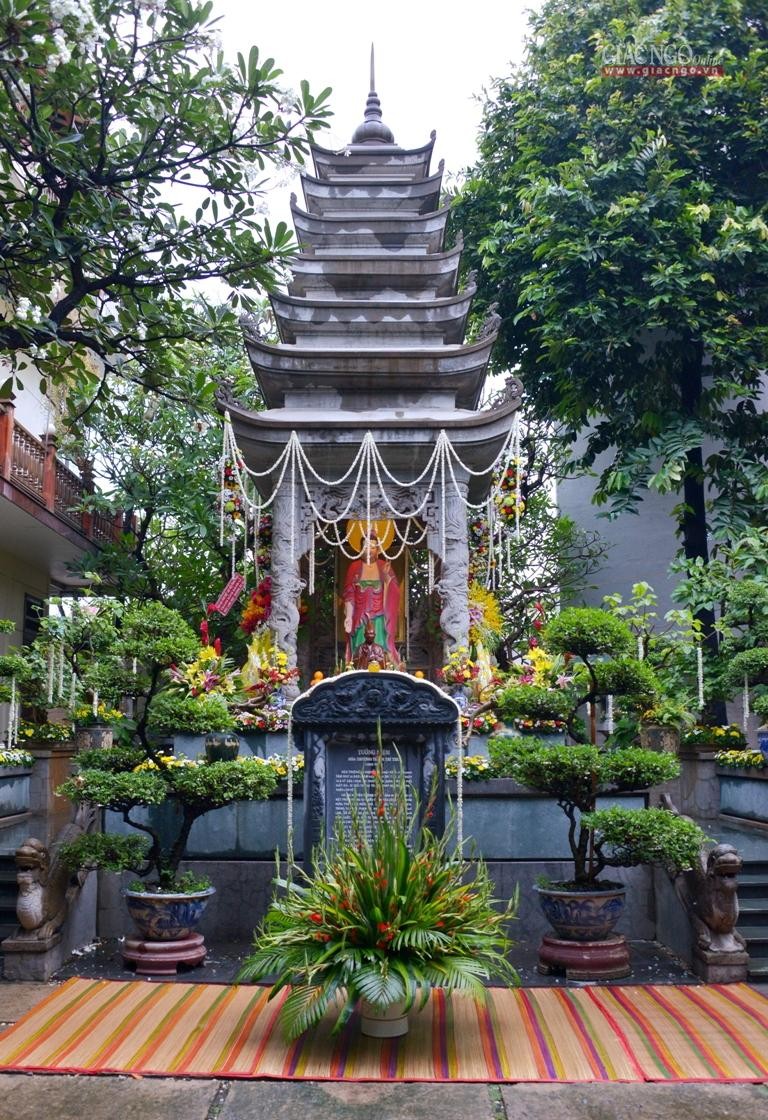 Bảo tháp Trưởng lão Hòa thượng trong khuôn viên tu viện Quảng Hương Già Lam