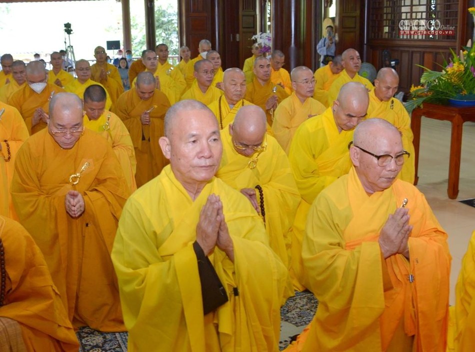 Chư tôn đức môn đồ pháp quyến trở về tu viện Quảng Hương Già Lam đảnh lễ Giác linh Trưởng lão Hòa thượng...