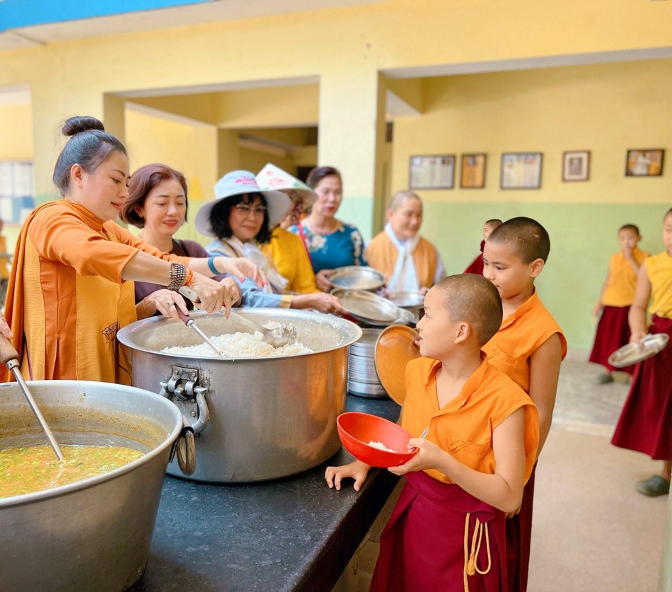 Đoàn nấu ăn cho trẻ em Ấn Độ Đoàn nấu ăn cho trẻ em Ấn Độ