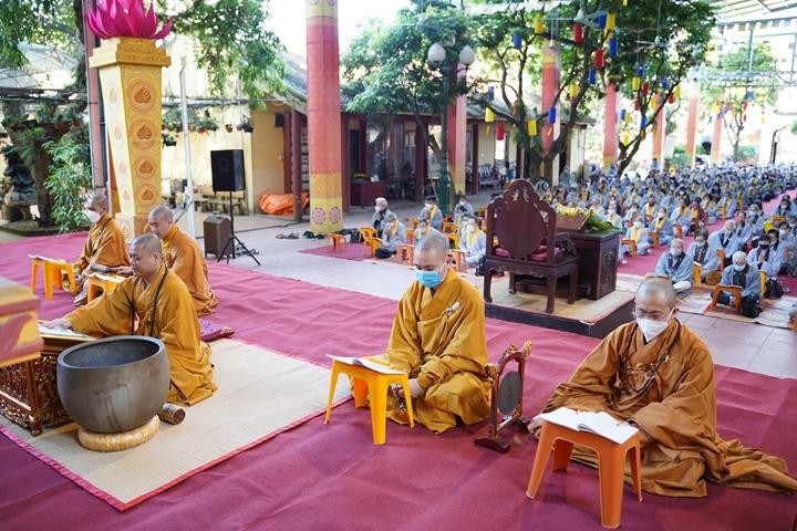 Chư Tăng, Phật tử trì tụng kinh Dược Sư cầu nguyện an lành Chư Tăng, Phật tử trì tụng kinh Dược Sư cầu nguyện an lành