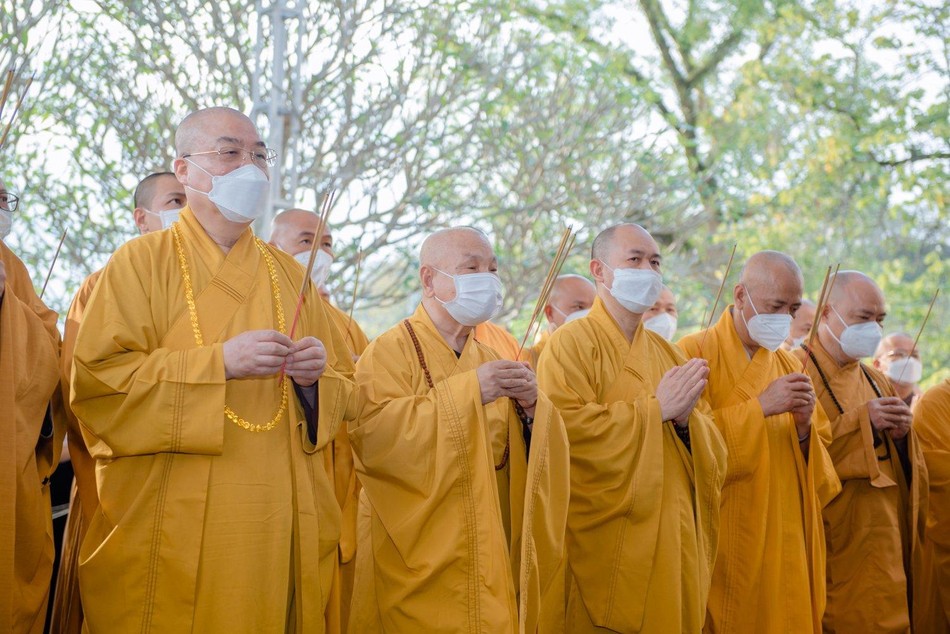 Niêm hương nguyện đến anh linh các anh hùng liệt sĩ Niêm hương nguyện đến anh linh các anh hùng liệt sĩ