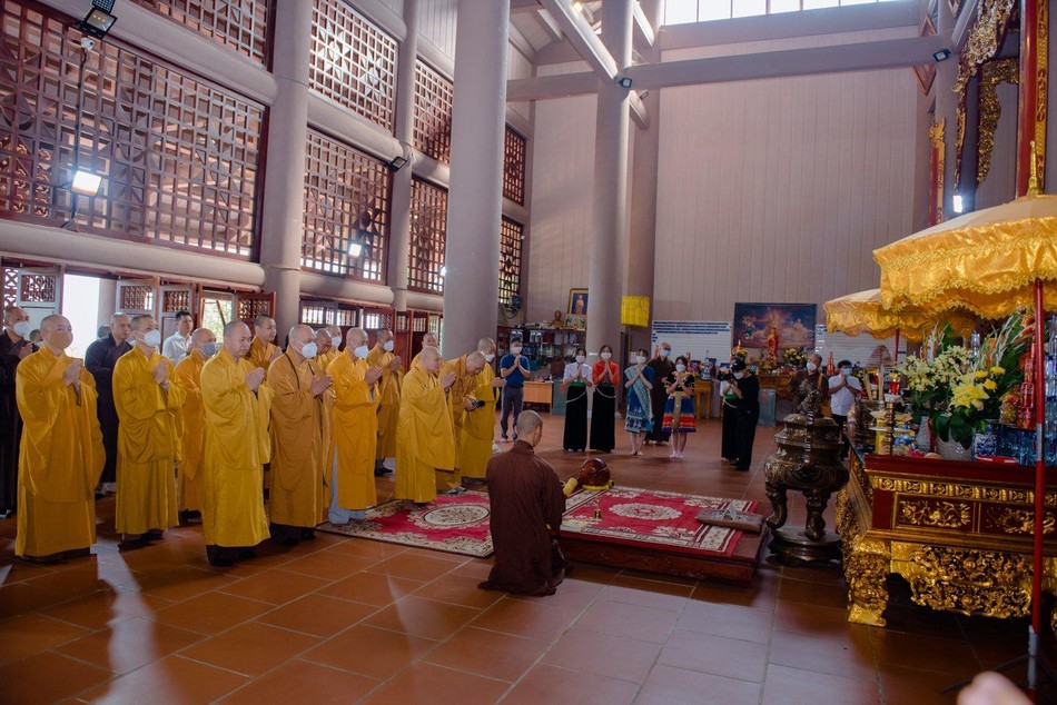 Chư tôn đức niêm hương Tam bảo tại điện Phật chùa Linh Quang Chư tôn đức niêm hương Tam bảo tại điện Phật chùa Linh Quang