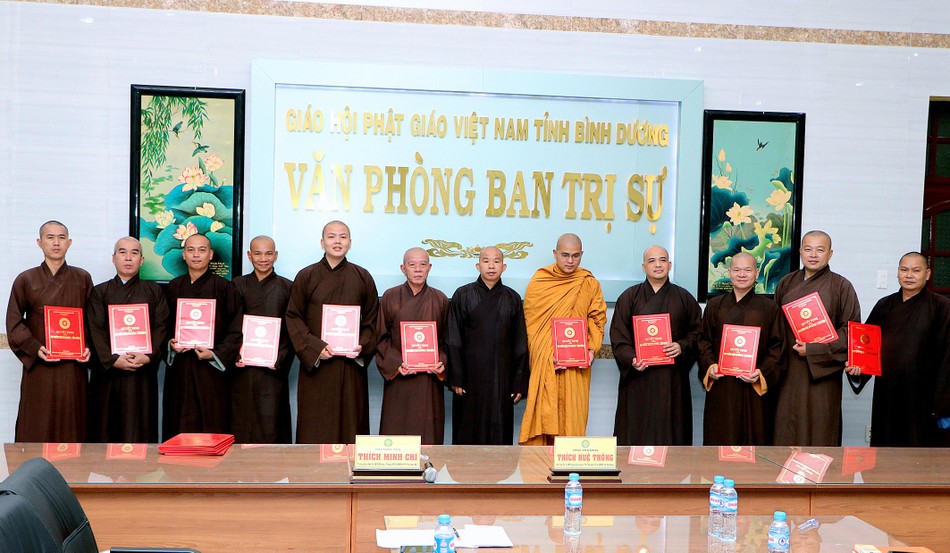 Thành viên Ban Nghi lễ nhận quyết định Thành viên Ban Nghi lễ nhận quyết định