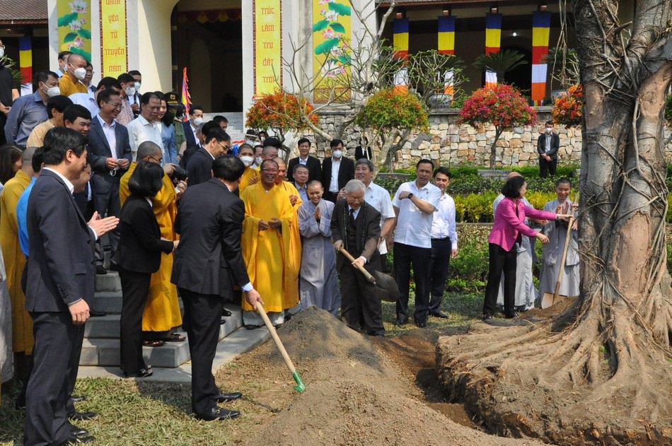 Trồng cây lưu niệm trước Cung Trúc Lâm Yên Tử Trồng cây lưu niệm trước Cung Trúc Lâm Yên Tử