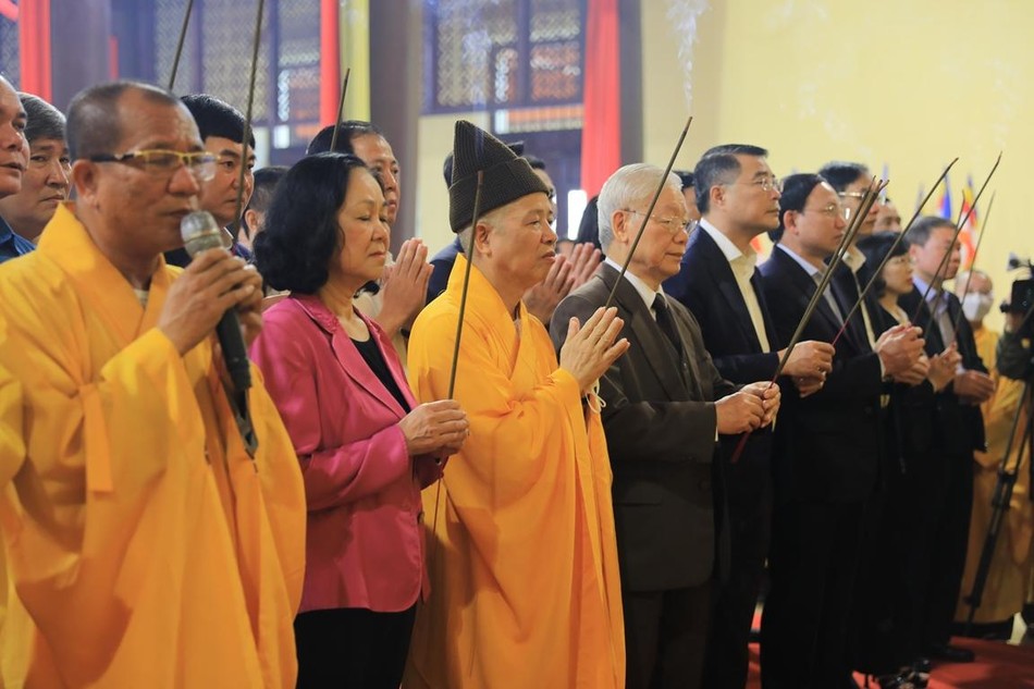 Tổng Bí thư Nguyễn Phú Trọng cùng các đại biểu đã thành kính dâng hương Tổng Bí thư Nguyễn Phú Trọng cùng các đại biểu đã thành kính dâng hương