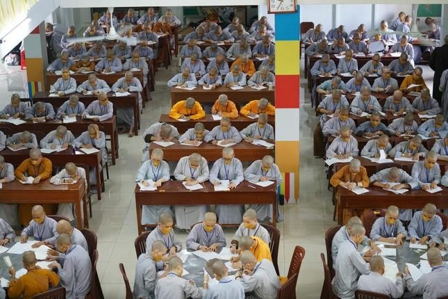 Giới tử làm bài thi