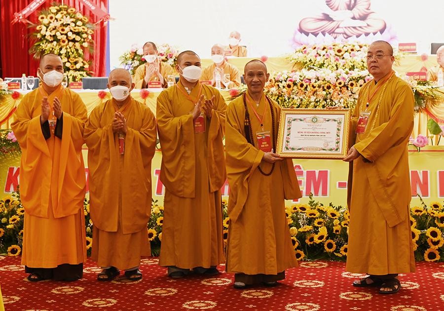 Hòa thượng Thích Thanh Nhiễu trao tặng Bằng tuyên dương công đức cho tập thể Ban Trị sự GHPGVN tỉnh Lào Cai