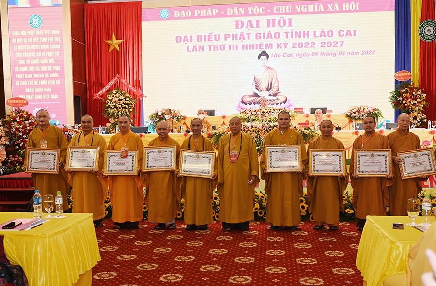 Hòa thượng Thích Gia Quang tặng Bằng tuyên dương công đức đến các cá nhân