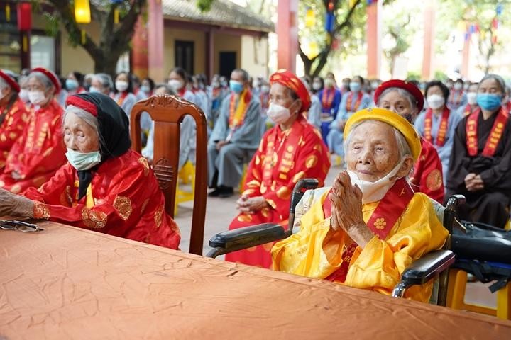 Các cụ cao niên được chùa Bằng tổ chức chúc thọ Các cụ cao niên được chùa Bằng tổ chức chúc thọ
