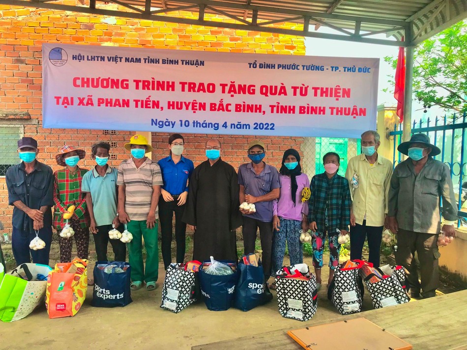 Thượng tọa Thích Nhựt An cùng đoàn trao quà đến bà con dân tộc khó khăn