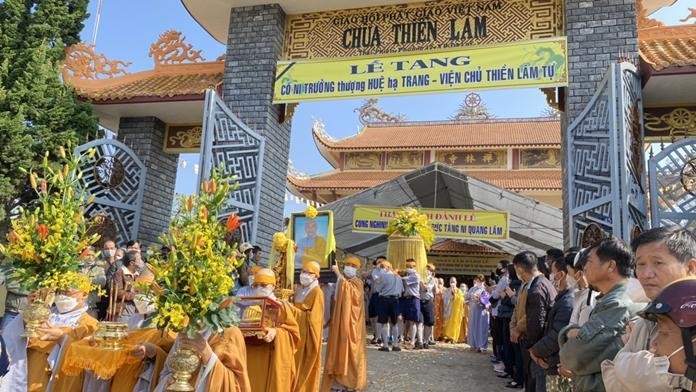 Môn đồ pháp quyến cung thỉnh di ảnh, linh mô, y bát, kim quan Ni trưởng rời Giác linh đường Môn đồ pháp quyến cung thỉnh di ảnh, linh mô, y bát, kim quan Ni trưởng rời Giác linh đường