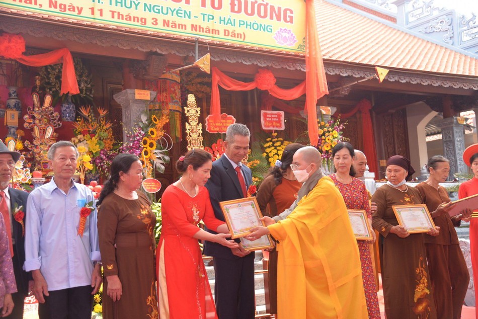 Trao Bằng tuyên dương công đức đến các Phật tử, mạnh thường quân Trao Bằng tuyên dương công đức đến các Phật tử, mạnh thường quân