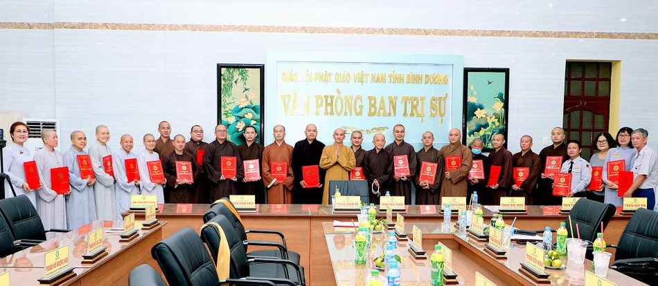 Ban Hướng dẫn Phật tử tỉnh nhận quyết định chuẩn y thành phần nhân sự (2022-2027) Ban Hướng dẫn Phật tử tỉnh nhận quyết định chuẩn y thành phần nhân sự (2022-2027)