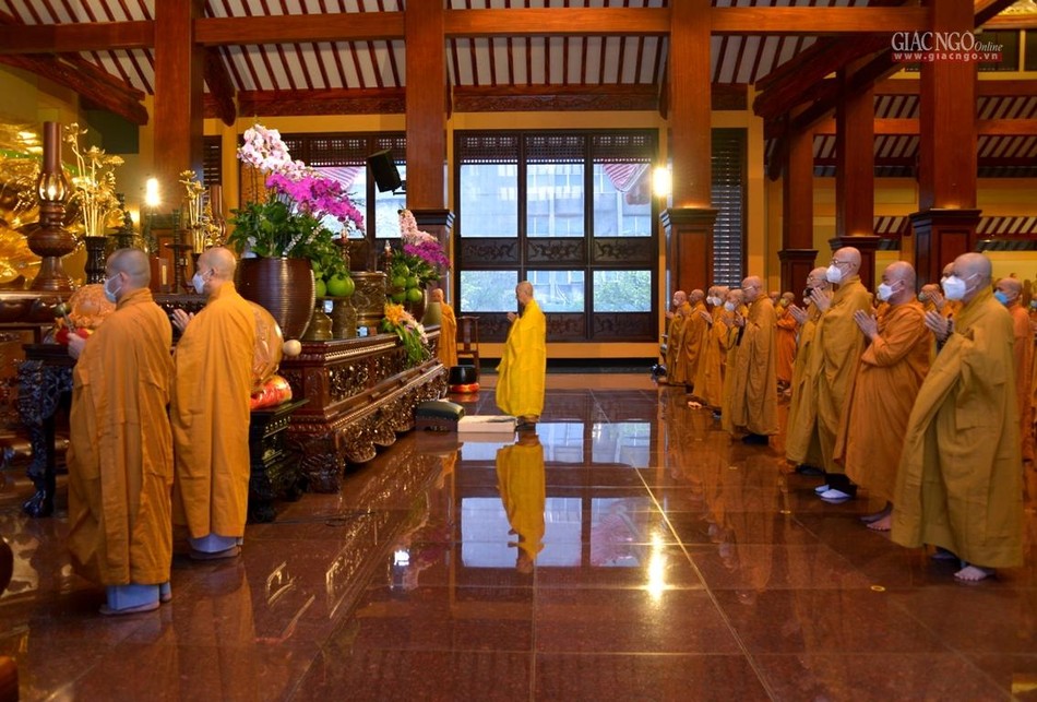 Chư Tăng tại chánh điện Việt Nam Quốc Tự Chư Tăng tại chánh điện Việt Nam Quốc Tự