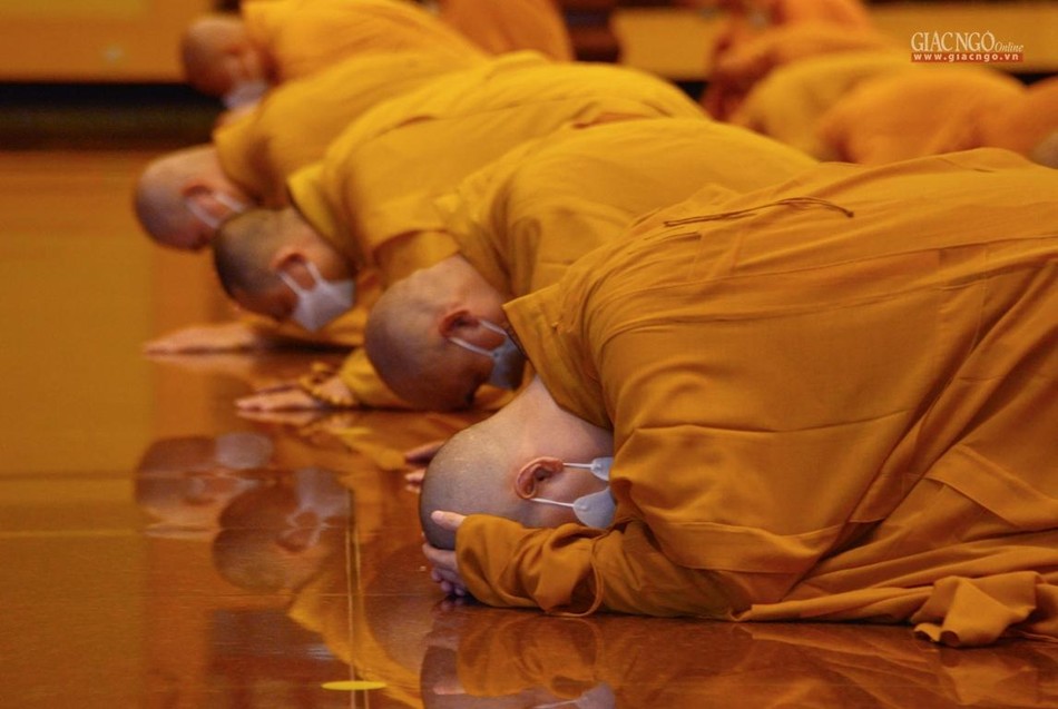 Chư Tăng thành kính đảnh lễ Tam bảo Chư Tăng thành kính đảnh lễ Tam bảo