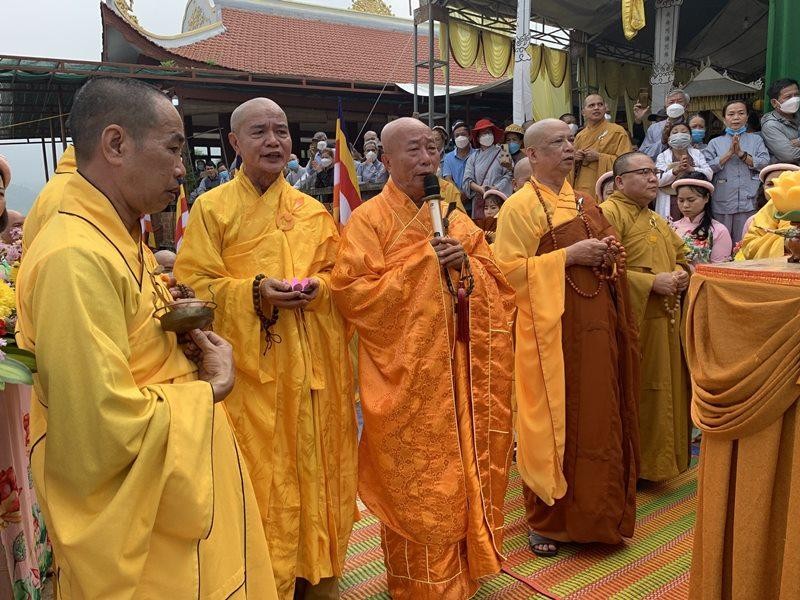 Chư tôn đức chú nguyện cho công trình sớm được thành tựu Chư tôn đức chú nguyện cho công trình sớm được thành tựu